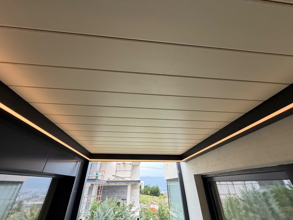 LED aydınlatmalı bioklimatik pergola tavanı ve cam kapamalı teras