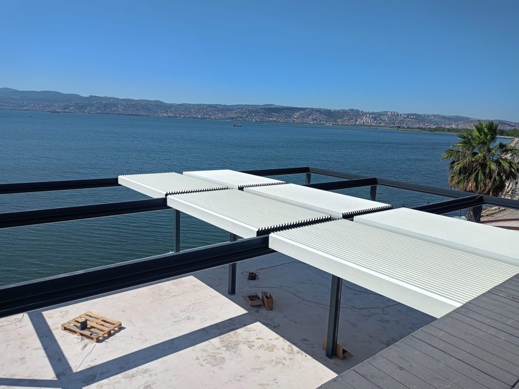 Göl manzaralı terasta alüminyum lamelli bioklimatik pergola çatısı